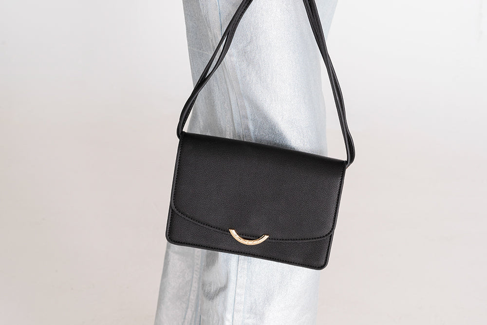 Bolso bandolera HAYLEY de piel vegana de CRVSH, NEGRO