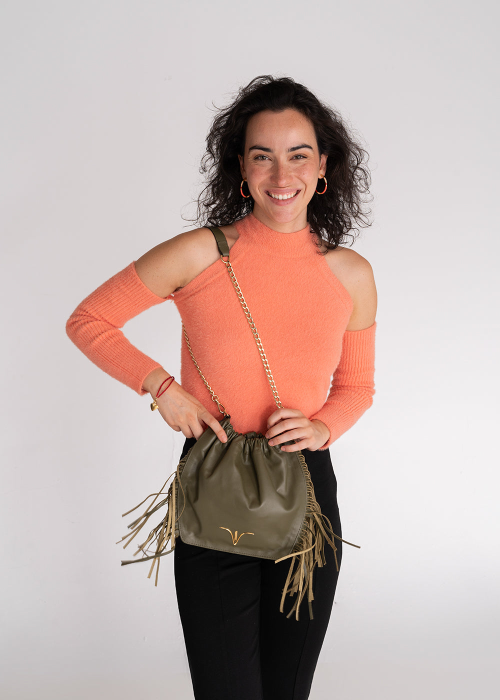 Bolso bandolera de piel de máxima calidad con flecos, de CRVSH. Borana Verde