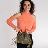 Bolso bandolera de piel de máxima calidad con flecos, de CRVSH. Borana Verde