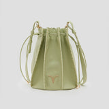 Bolso bombonera de piel vegana de máxima calidad modelo CAROLA verde. Asa regulable, tachuelas doradas. Interior con forro de CRVSH personalizado y bolsillo. 