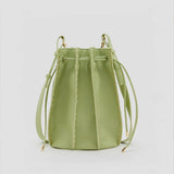 Bolso bombonera de piel vegana de máxima calidad modelo CAROLA verde. Asa regulable, tachuelas doradas. Interior con forro de CRVSH personalizado y bolsillo.