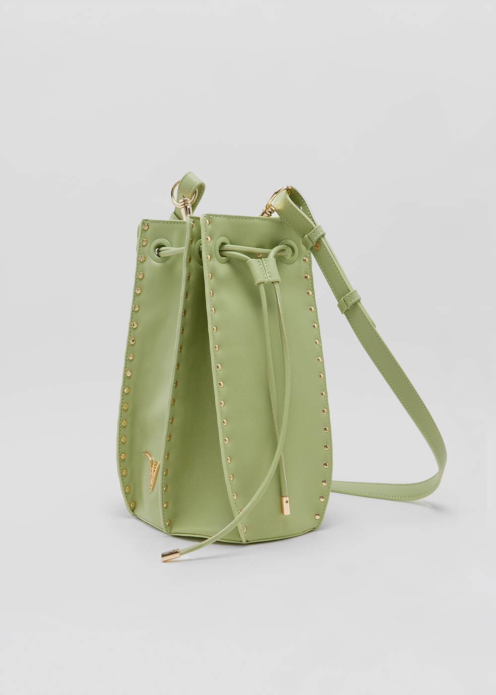 Bolso bombonera de piel vegana de máxima calidad modelo CAROLA verde. Asa regulable, tachuelas doradas. Interior con forro de CRVSH personalizado y bolsillo.