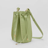 Bolso bombonera de piel vegana de máxima calidad modelo CAROLA verde. Asa regulable, tachuelas doradas. Interior con forro de CRVSH personalizado y bolsillo.