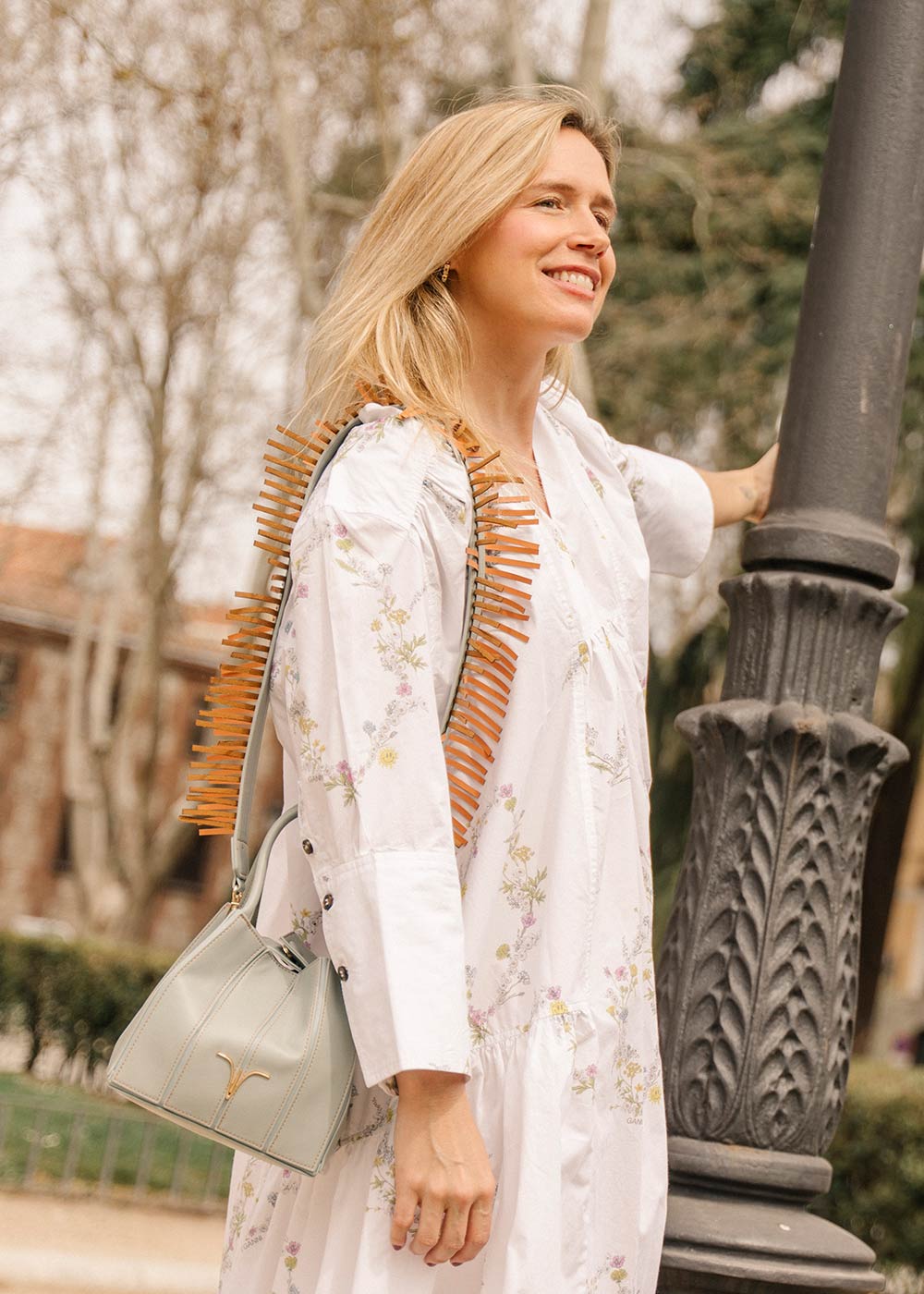 Bolso bandolera de piel vegana de máxima calidad modelo ELISA azul. Asa bandolera con flecos estilo folk, cortes y pespuntes en contraste