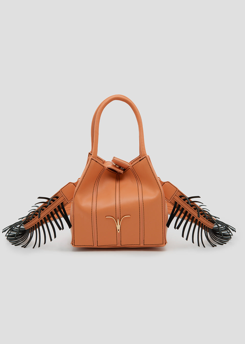 Bolso bandolera de piel vegana de máxima calidad modelo ELISA naranja. Asa bandolera con flecos estilo folk, cortes y pespuntes en contraste