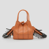 Bolso bandolera de piel vegana de máxima calidad modelo ELISA naranja. Asa bandolera con flecos estilo folk, cortes y pespuntes en contraste