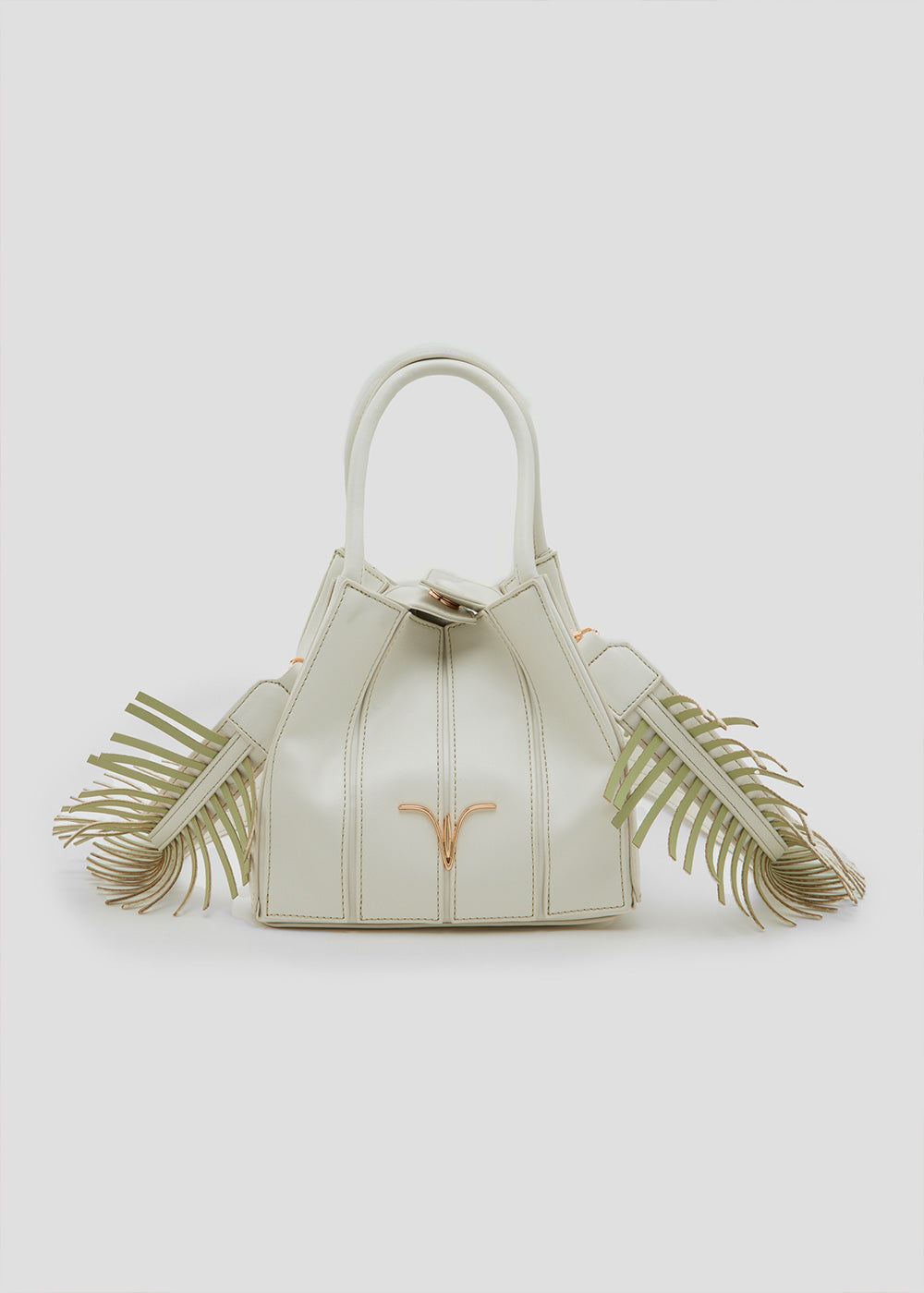 Bolso bandolera de piel vegana de máxima calidad modelo ELISA off white. Asa bandolera con flecos estilo folk, cortes y pespuntes en contraste