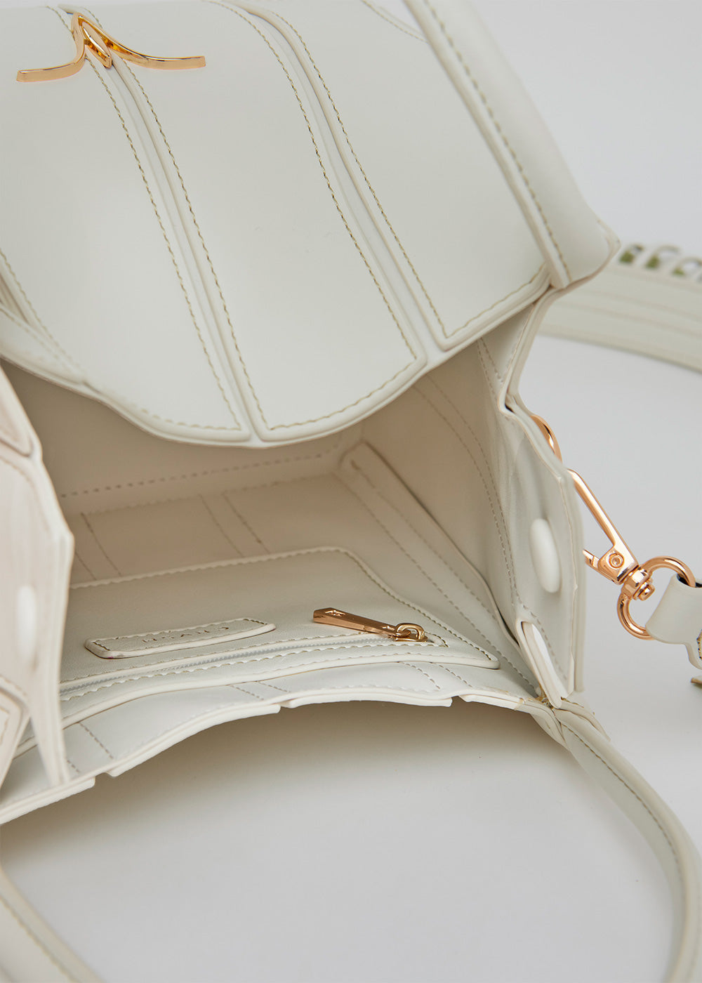 Bolso bandolera de piel vegana de máxima calidad modelo ELISA off white. Asa bandolera con flecos estilo folk, cortes y pespuntes en contraste