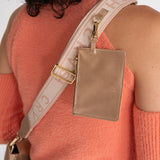 Bolso bandolera de piel vegana ENNA GLASTONBURY GOLD con flecos y cartera en la banda intercambiable.