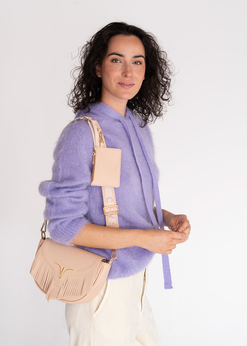 Bolso bandolera de piel vegana ENNA GLASTONBURY NUDE con flecos y cartera en la banda intercambiable.