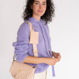 Bolso bandolera de piel vegana ENNA GLASTONBURY NUDE con flecos y cartera en la banda intercambiable.