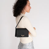 Bolso bandolera HAYLEY de piel vegana de CRVSH, NEGRO