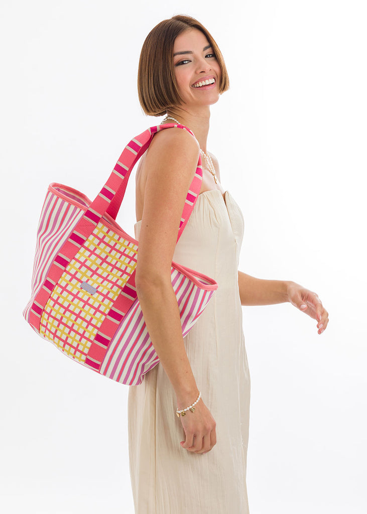 Karen es nuestro bolso shopper fabricado en algodón estampado, personalizado con patch de CRVSH timbrado en dorado